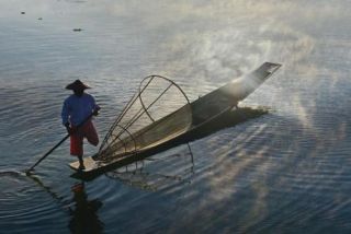 One leg Rowing Of Inle Lake
