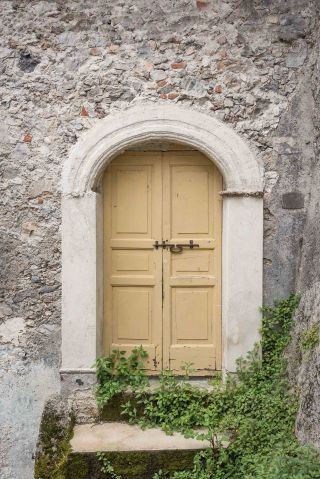 yellow door in Italy